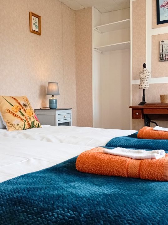 La Chambre de la Couturière — 13 m² pour 2 personnes, avec deux lits simples et une décoration vintage autour d'une véritable machine à coudre Singer d'époque. Un joli parquet complète cette chambre pleine de caractère. La Chambre de la Couturière — 13 m² pour 2 personnes, avec deux lits simples et une décoration vintage autour d'une véritable machine à coudre Singer d'époque. Un joli parquet complète cette chambre pleine de caractère.