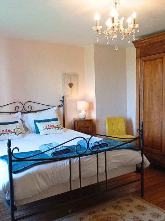 La Chambre du Verger — 18 m² pour 2 personnes, avec un lit queen size et une jolie vue sur le pré et son vieux pommier. Une décoration douce ponctuée de coussins aux oiseaux et un magnifique parquet lui donnent une atmosphère chaleureuse. La Chambre du Verger — 18 m² pour 2 personnes, avec un lit queen size et une jolie vue sur le pré et son vieux pommier. Une décoration douce ponctuée de coussins aux oiseaux et un magnifique parquet lui donnent une atmosphère chaleureuse.