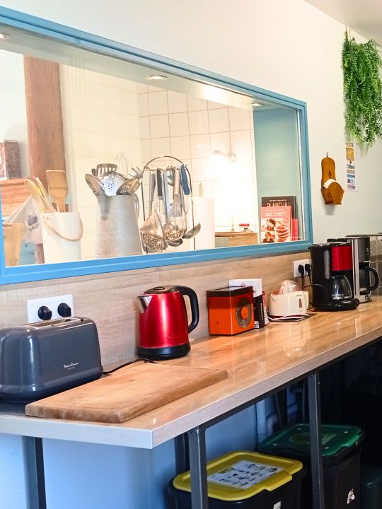 L'Office — 12,5 m² aux carreaux de ciment, pensé pour faciliter l'organisation des repas et la vie quotidienne : plonge, deux réfrigérateurs, lave-vaisselle, lave-linge, plan de travail, cafetière, grille-pain et rangements. Un WC indépendant complète les équipements du rez-de-chaussée.<br /> L'Office — 12,5 m² aux carreaux de ciment, pensé pour faciliter l'organisation des repas et la vie quotidienne : plonge, deux réfrigérateurs, lave-vaisselle, lave-linge, plan de travail, cafetière, grille-pain et rangements. Un WC indépendant complète les équipements du rez-de-chaussée.<br />