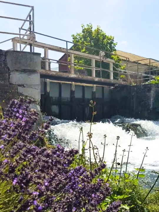 La Chute et le Vannage — La rivière la Celle franchit ici la chute du Moulin, au pied de l'ancien vannage qui témoigne de son histoire. La Chute et le Vannage — La rivière la Celle franchit ici la chute du Moulin, au pied de l'ancien vannage qui témoigne de son histoire.