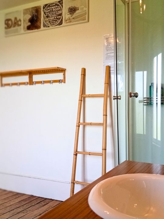 La Salle d'Eau du Moulin — 11 m² avec douche, lavabo et WC, dans une pièce lumineuse aux beaux parquets, simple et élégante. La Salle d'Eau du Moulin — 11 m² avec douche, lavabo et WC, dans une pièce lumineuse aux beaux parquets, simple et élégante.