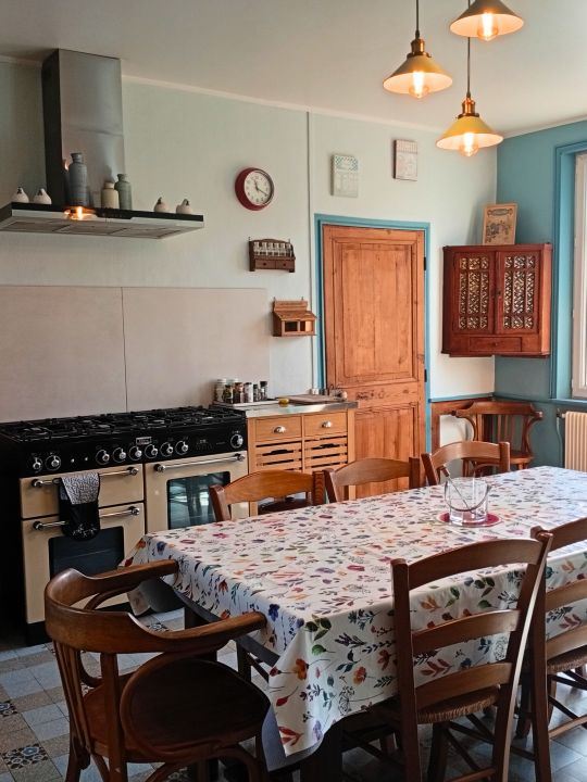 La Cuisine du Moulin — 27 m² au charme des cuisines d'autrefois, avec ses carreaux de ciment et sa grande cuisinière Falcon 6 feux, équipée de deux fours et d'un grill. Un espace généreux et chaleureux, pensé pour préparer les repas et se retrouver autour de la cuisine. La Cuisine du Moulin — 27 m² au charme des cuisines d'autrefois, avec ses carreaux de ciment et sa grande cuisinière Falcon 6 feux, équipée de deux fours et d'un grill. Un espace généreux et chaleureux, pensé pour préparer les repas et se retrouver autour de la cuisine.