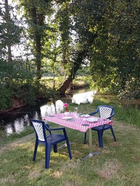 Les Berges du Moulin — La terrasse au bord de l'eau et la presqu'île offrent un cadre privilégié pour profiter de la rivière, se retrouver dehors ou simplement prendre le temps. Les Berges du Moulin — La terrasse au bord de l'eau et la presqu'île offrent un cadre privilégié pour profiter de la rivière, se retrouver dehors ou simplement prendre le temps.