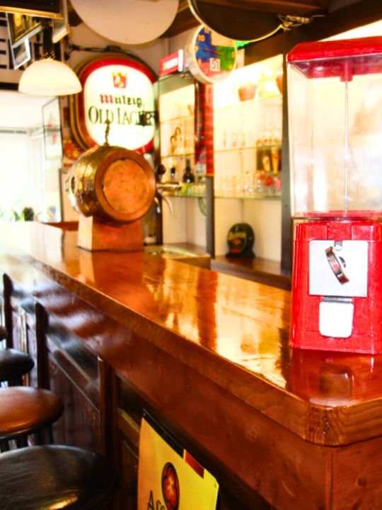 L'Estaminet — 92 m² dédiés à la convivialité autour d'un véritable bar d'époque de près de 5 mètres de long, avec sa verrerie, ses enseignes lumineuses rétro et ses anciennes banquettes. Cheminée, billard, baby-foot et grands lustres complètent cet espace hors du temps. L'Estaminet — 92 m² dédiés à la convivialité autour d'un véritable bar d'époque de près de 5 mètres de long, avec sa verrerie, ses enseignes lumineuses rétro et ses anciennes banquettes. Cheminée, billard, baby-foot et grands lustres complètent cet espace hors du temps.