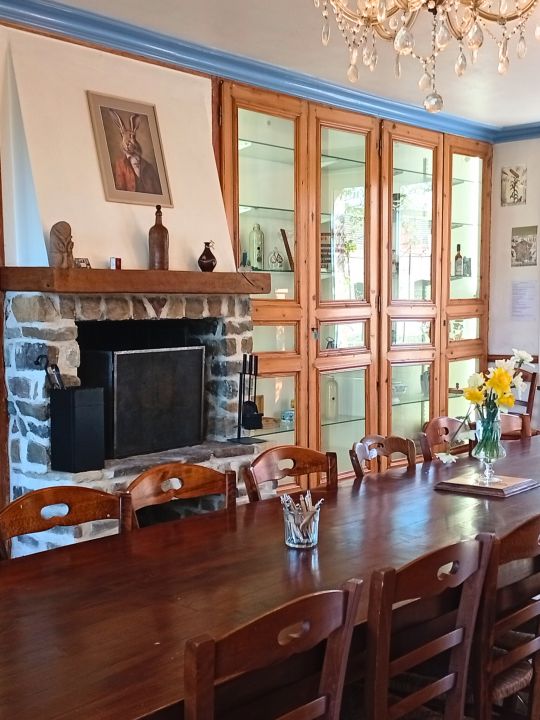 La Table du Moulin — Une grande table pouvant accueillir jusqu'à 18 personnes, autour de la cheminée, entre bibliothèques et piano. Un espace idéal pour les repas comme pour les réunions. La Table du Moulin — Une grande table pouvant accueillir jusqu'à 18 personnes, autour de la cheminée, entre bibliothèques et piano. Un espace idéal pour les repas comme pour les réunions.