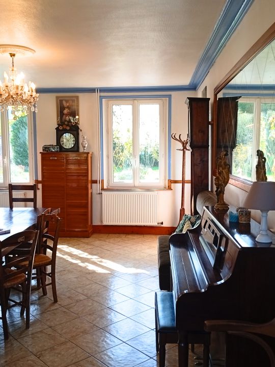 La Table du Moulin — Le piano de notre grand-mère<br />Le piano de notre grand-mère a trouvé sa place au Moulin, près de la cheminée et de la grande table. Un meuble de famille qui accompagne désormais les repas, les conversations et parfois quelques notes improvisées. La Table du Moulin — Le piano de notre grand-mère<br />Le piano de notre grand-mère a trouvé sa place au Moulin, près de la cheminée et de la grande table. Un meuble de famille qui accompagne désormais les repas, les conversations et parfois quelques notes improvisées.
