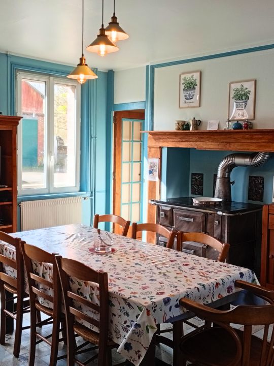 La Cuisine du Moulin — La grande table<br />Une table de 6 places pour cuisiner ensemble, préparer les repas ou simplement s'installer autour d'un café. Un espace convivial pensé pour vivre la cuisine à plusieurs. La Cuisine du Moulin — La grande table<br />Une table de 6 places pour cuisiner ensemble, préparer les repas ou simplement s'installer autour d'un café. Un espace convivial pensé pour vivre la cuisine à plusieurs.