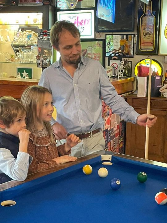 L'Estaminet — Le billard<br />Installé devant le bar, le billard invite à prolonger les soirées autour d'une partie, dans l'ambiance chaleureuse et rétro de l'Estaminet. L'Estaminet — Le billard<br />Installé devant le bar, le billard invite à prolonger les soirées autour d'une partie, dans l'ambiance chaleureuse et rétro de l'Estaminet.