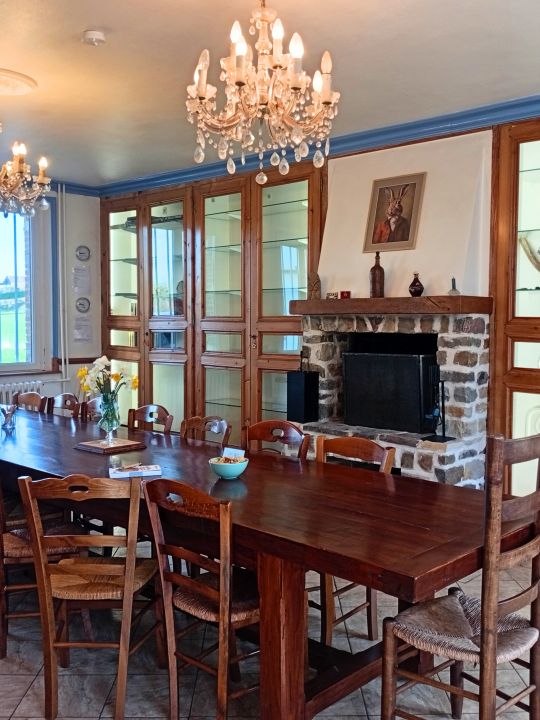 La Table du Moulin — 34,5 m² autour d'une immense table pouvant accueillir jusqu'à 18 personnes. La cheminée, les grandes bibliothèques et le piano en font le cœur convivial du Moulin, aussi agréable pour les repas partagés que pour les réunions. La Table du Moulin — 34,5 m² autour d'une immense table pouvant accueillir jusqu'à 18 personnes. La cheminée, les grandes bibliothèques et le piano en font le cœur convivial du Moulin, aussi agréable pour les repas partagés que pour les réunions.